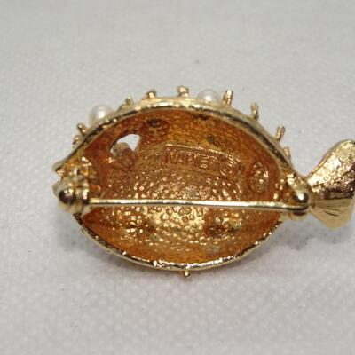 Gold Tone & Pearl Blow Fish Pin