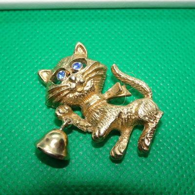Blue Eyed Gold Tone Kitten w/a Bell Pin 