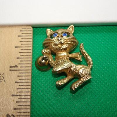 Blue Eyed Gold Tone Kitten w/a Bell Pin 