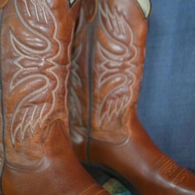 LOT 150 size 10 men's cowboy boots Texas brand