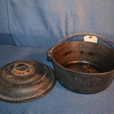 LOT 164 vintage cast-iron pan with lid