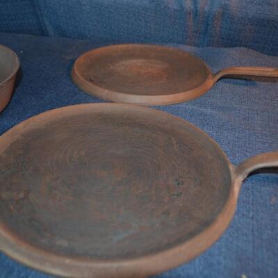 LOT 169 vintage cast-iron pans