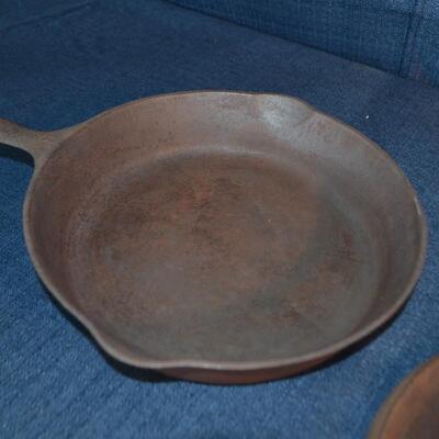 LOT 169 vintage cast-iron pans