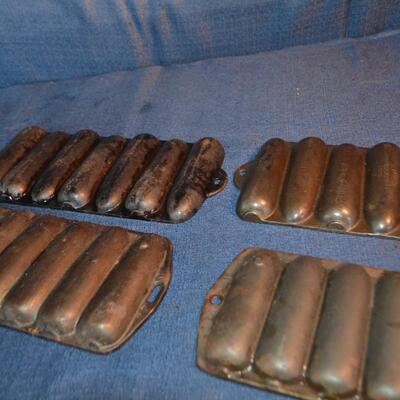 LOT 170 vintage cast-iron corn bread molds