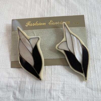 Lot 240 - Costume Jewelry 