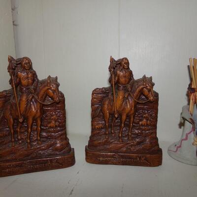 LOT 124  BOOKENDS