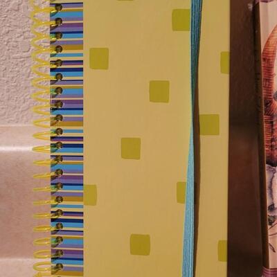 Lot 136: Assorted NEW Hallmark Books (Mom Appreciation + Notepads)