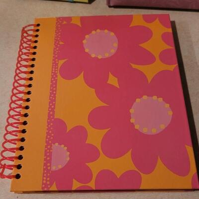 Lot 136: Assorted NEW Hallmark Books (Mom Appreciation + Notepads)