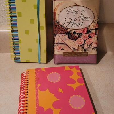 Lot 136: Assorted NEW Hallmark Books (Mom Appreciation + Notepads)