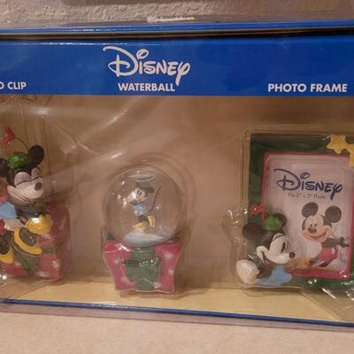 Lot 142: New DISNEY Collectibles Gift Set