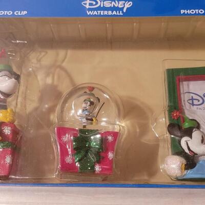 Lot 142: New DISNEY Collectibles Gift Set