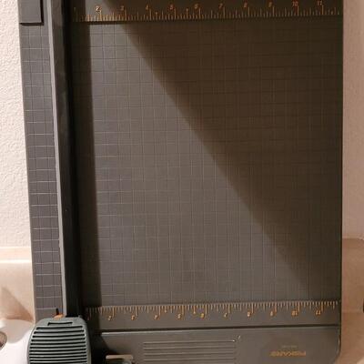 Lot 161: FRISKARS Safety Razor Craft Paper Trimmer 