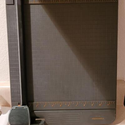 Lot 161: FRISKARS Safety Razor Craft Paper Trimmer 