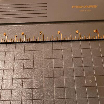 Lot 161: FRISKARS Safety Razor Craft Paper Trimmer 