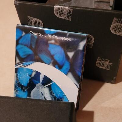 Lot 173: New Crystal Impressions Cat with Fish Creation 