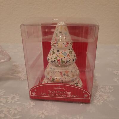 Lot 184: Light Up Christmas Tree Decor and Matching Salt & Pepper Shakers 
