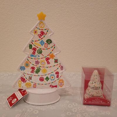 Lot 184: Light Up Christmas Tree Decor and Matching Salt & Pepper Shakers 