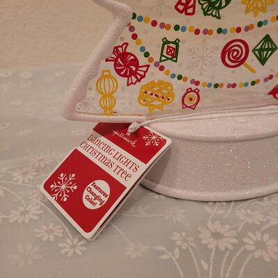 Lot 184: Light Up Christmas Tree Decor and Matching Salt & Pepper Shakers 