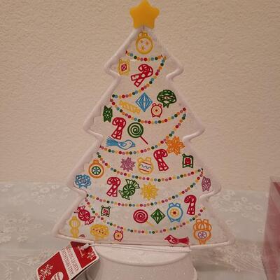 Lot 184: Light Up Christmas Tree Decor and Matching Salt & Pepper Shakers 