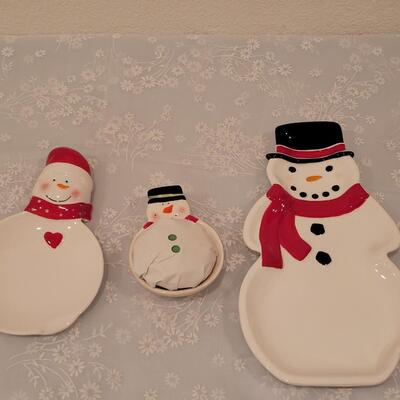 Lot 185: Snowman Plates and Spoon Rest