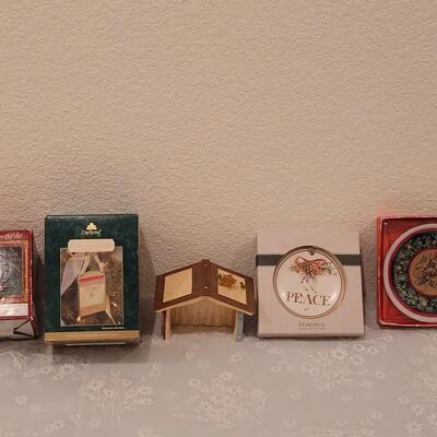 Lot 189: Christmas Small Plates, Ornaments and Tree Box