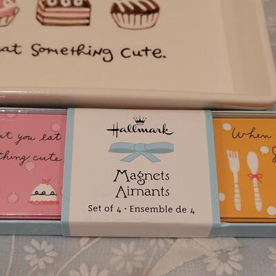 Lot 280: Recipe Box, Magnets, Martha Stewart 4-1 tool, Deco and Scoop 