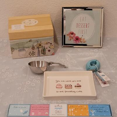 Lot 280: Recipe Box, Magnets, Martha Stewart 4-1 tool, Deco and Scoop 