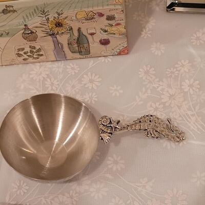 Lot 280: Recipe Box, Magnets, Martha Stewart 4-1 tool, Deco and Scoop 