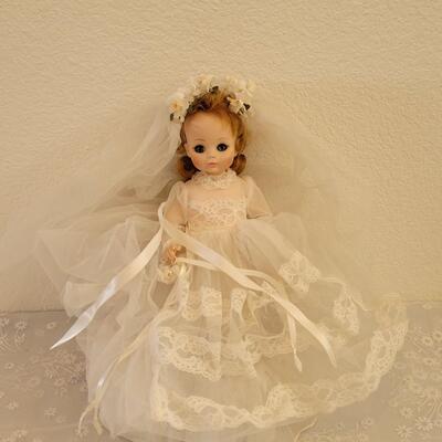 Lot 302: Vintage MADAME ALEXANDER Bride Doll (no box)