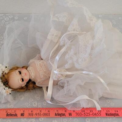 Lot 302: Vintage MADAME ALEXANDER Bride Doll (no box)