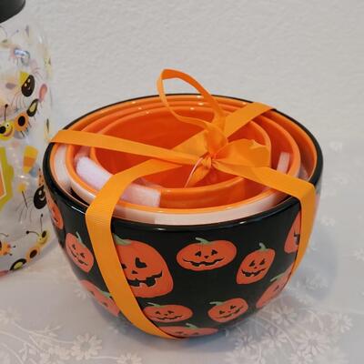 Lot 359: Halloween Nesting Bowls and Trick Canister 