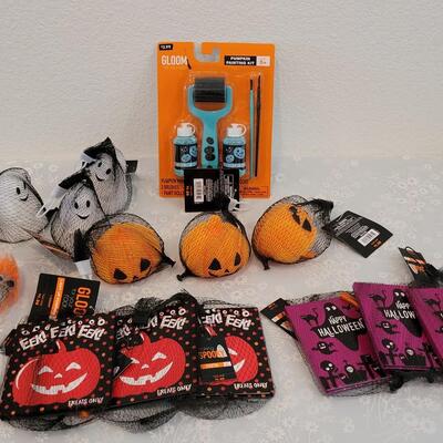 Lot 366: Pumpkin painting Kit and Halloween Non- Candy/Food Treats