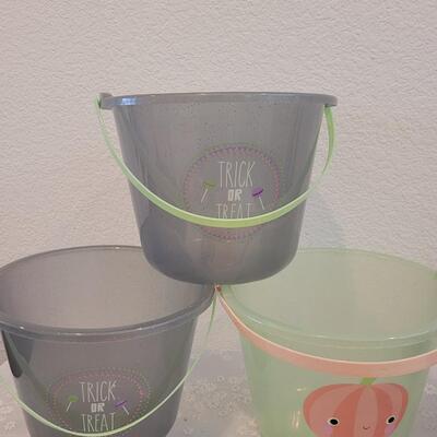 Lot 370: Halloween Treat Buckets and Bags
