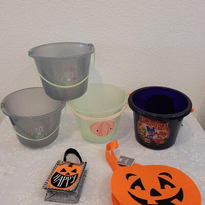 Lot 370: Halloween Treat Buckets and Bags