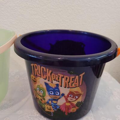 Lot 370: Halloween Treat Buckets and Bags