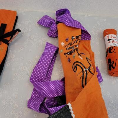 Lot 371: Halloween Apron & Dish Towels