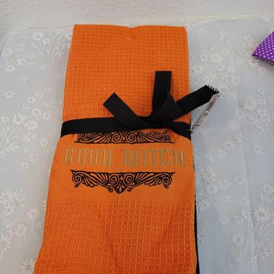 Lot 371: Halloween Apron & Dish Towels