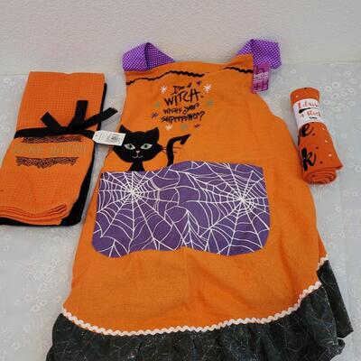 Lot 371: Halloween Apron & Dish Towels