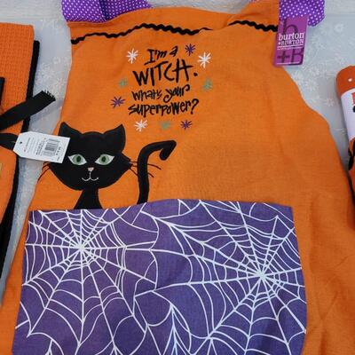 Lot 371: Halloween Apron & Dish Towels