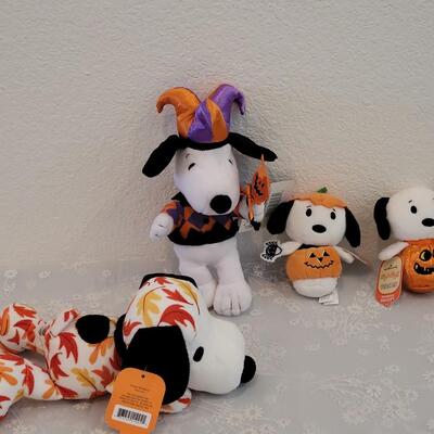 Lot 374: Snoopy Plushies 
