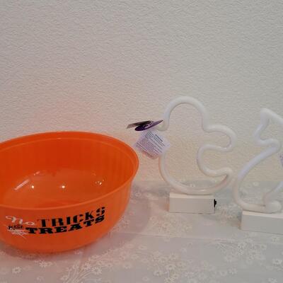 Lot 375:  Light Up Ghost, Cat and Treat Bowl