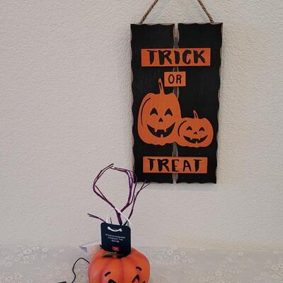 Lot 392: Hanging Halloween Deco and Little Ornament Tree