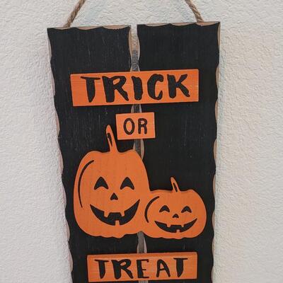 Lot 392: Hanging Halloween Deco and Little Ornament Tree