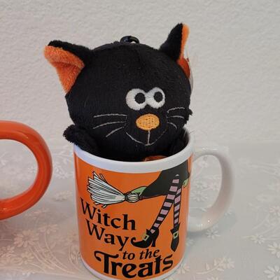 Lot 393: Halloween Coffee Mugs and Dish Towels (2)