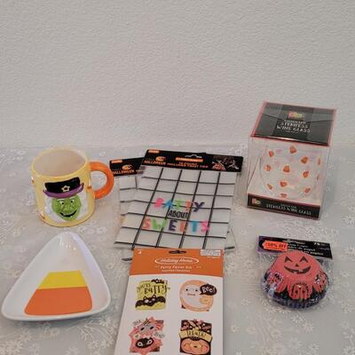 Lot 394: Halloween Kitchen Lot