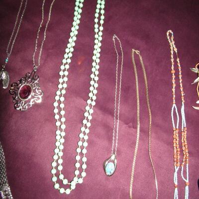 LOT 29 WIDE VARIETY OF COSTUME JEWELRY