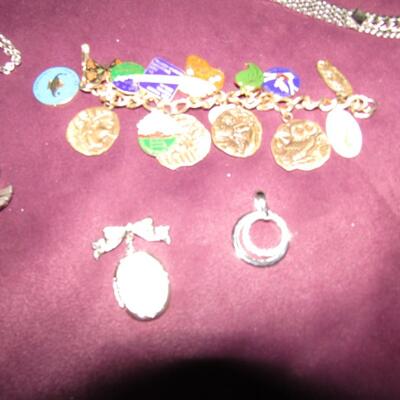 LOT 29 WIDE VARIETY OF COSTUME JEWELRY