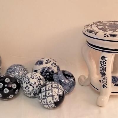 Lot #93   Blue/White lot - Decorative objects