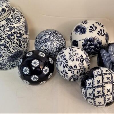 Lot #93   Blue/White lot - Decorative objects