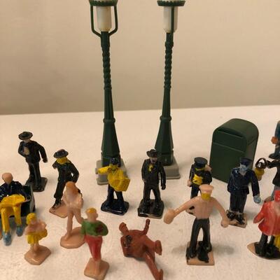 Lot 70 - Lionel Post-War People Benches and Lights